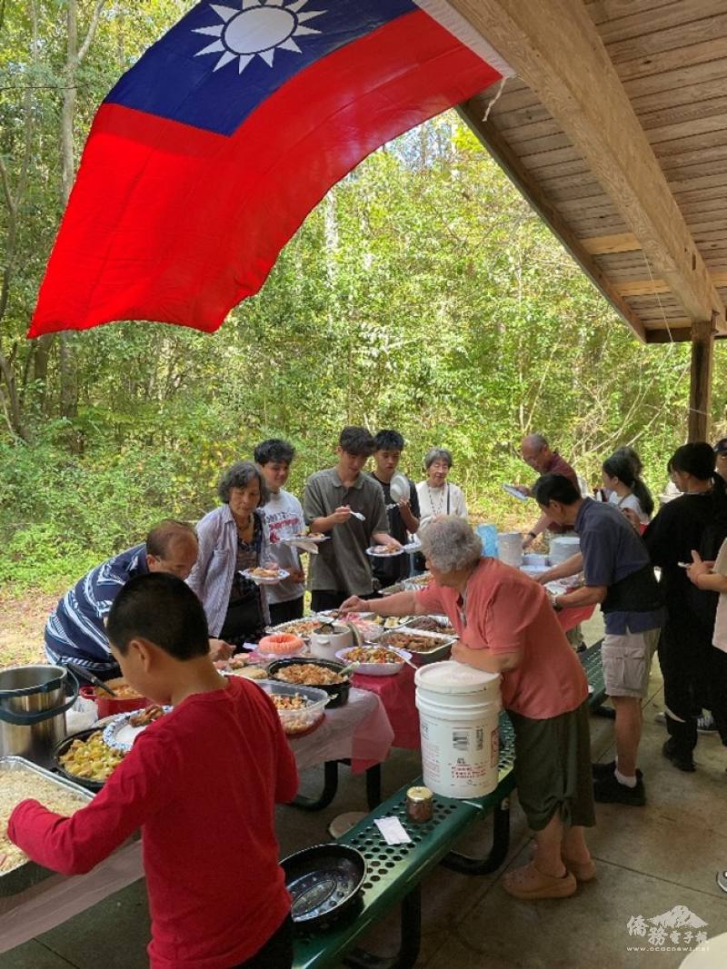 中秋佳節情意濃，鄉親共聚慶團圓