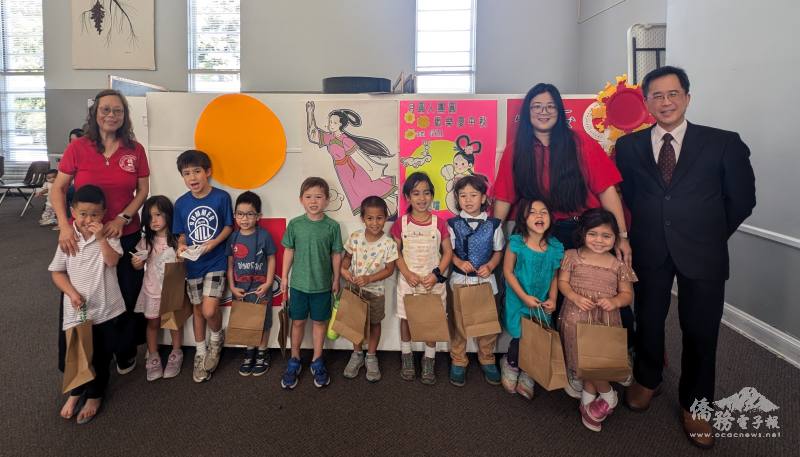 校長嚴秋燕(後排左1)、亞特蘭大文教中心主任閻樹榮(右1)與中文學校K班學生合影