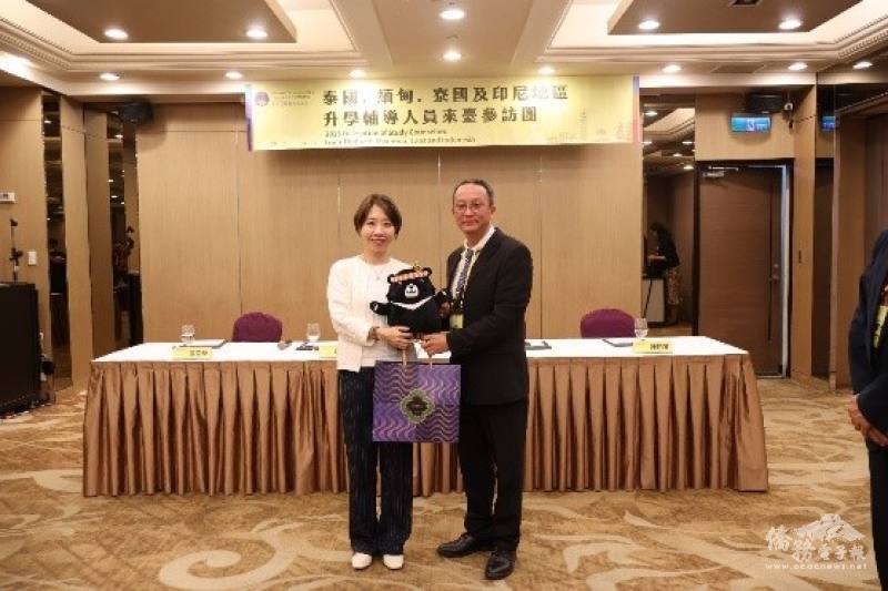 僑委會副委員長李姸慧致贈福沙阿熊紀念品給團長尹勝邦
