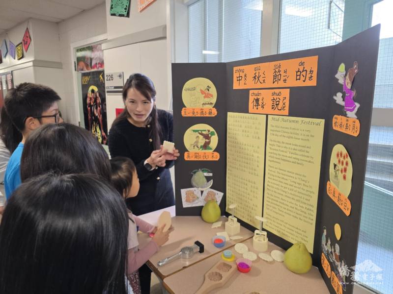 民俗文化種子教師團隊製作「中秋節的傳說」海報，向學生們介紹中秋節的歷史背景、文化意涵及民間傳統