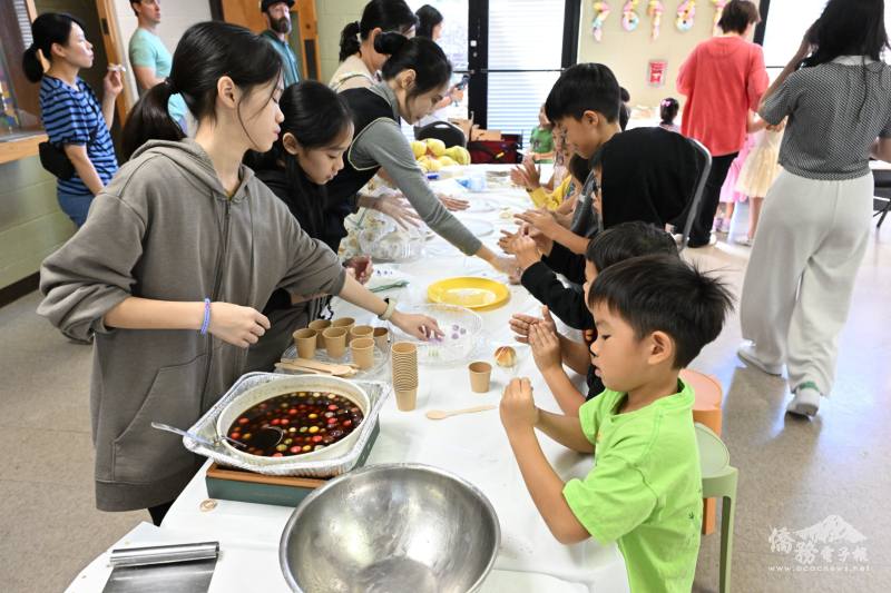 洛麗中文學校學生們體驗五色小湯圓製作
