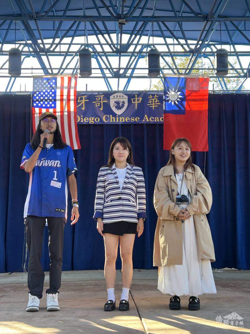 蕭蓓如（中）與海外青年百億圓夢計畫聖地牙哥組許竣凱（左一）與蕭竹洛（右一）合影留念