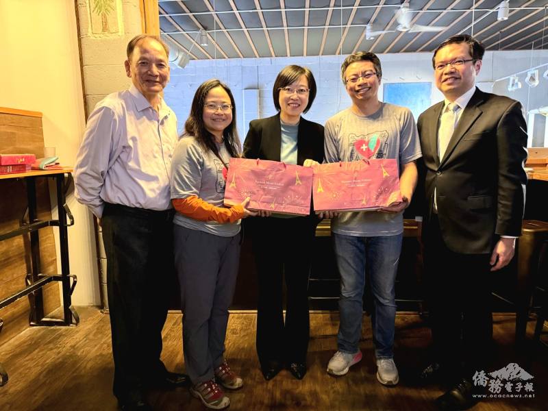 駐西雅圖辦事處處長林美呈（中）與西雅圖文教中心主任王偉讚（右）與會並致贈月餅禮盒
