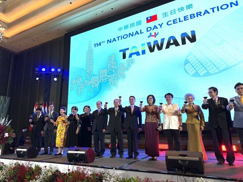 駐泰代表處6日晚間在曼谷舉行國慶酒會，駐泰代表藍夏禮（左8）與僑領一同向與會人士舉杯