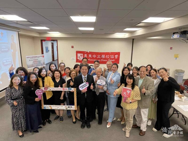 黃正杰和林美華與到場的大華府地區現身講座的僑領大合照