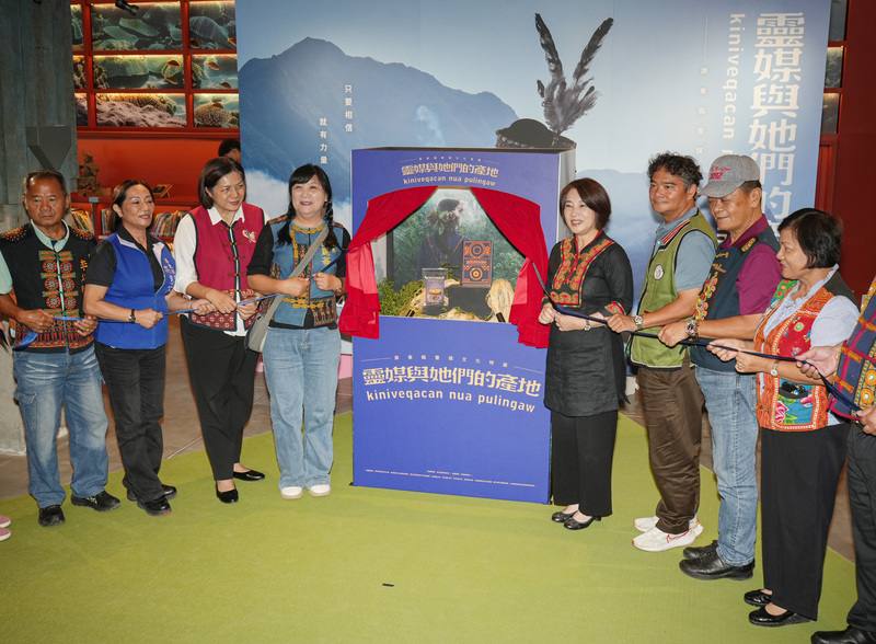 「靈媒與她們的產地：屏東縣靈媒文化特展」開展以來廣受好評，屏東縣政府特別將44名靈媒的生命故事集結成冊，7日在屏菸舉辦專書發表會，由縣長周春米（右4）等人共同為專書揭幕。