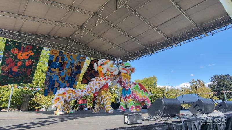 舞獅團隊炒熱現場氣氛