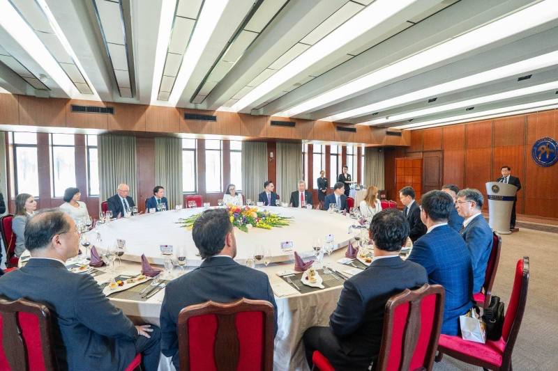 外交部常務次長葛葆萱款宴歡迎中美洲銀行（CABEI）總裁桑琪蕬（Gisela Sánchez）訪團乙行。