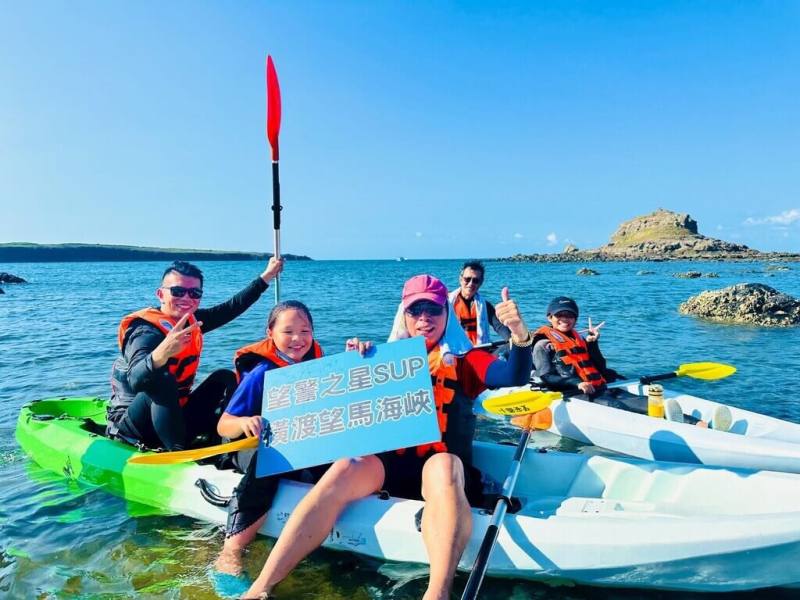 澎湖望安警分局結合在地航警消巡等單位，7日以立槳運動方式，橫渡望安與馬鞍山嶼，在海上向過往人船進行反毒與防詐等宣導，還同步進行海洋保育等工作，達到運動、反毒防詐與海洋保育的多重目標。（澎湖望安分局提供）