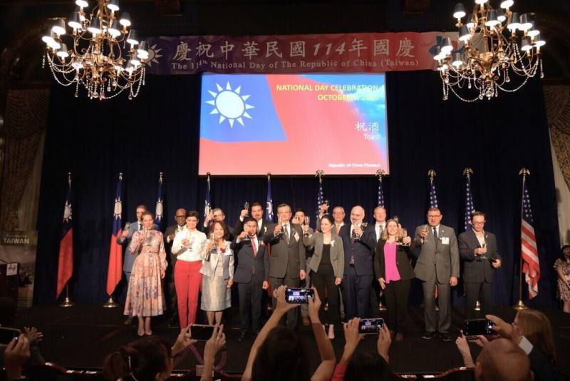 美國中西部多州政要出席在芝加哥合眾俱樂部舉行的114年國慶酒會。（駐芝加哥辦事處提供）