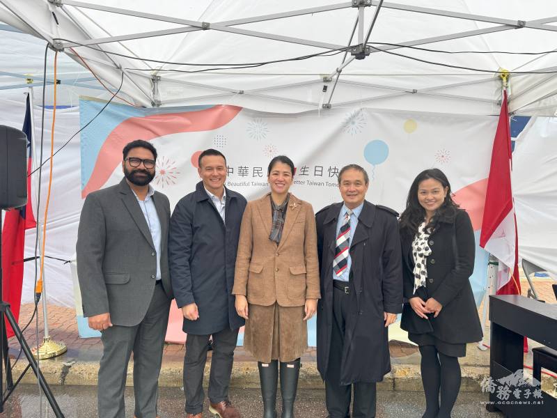 省議員 Mintu Sandhu(左一)、省議員 Mike Moyes(左二)、省議員 Malaya Marcelino(中)、黃錦彬社長(右二) 、副組長吳秋月(右一)等合影