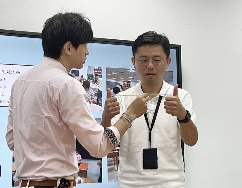 台北市教育局表示，北市高齡人口占比全國最高，10月為樂齡月，攜手各社教館所推出50多堂主題課，種類多元，包含學習變魔術，可拉近祖孫情