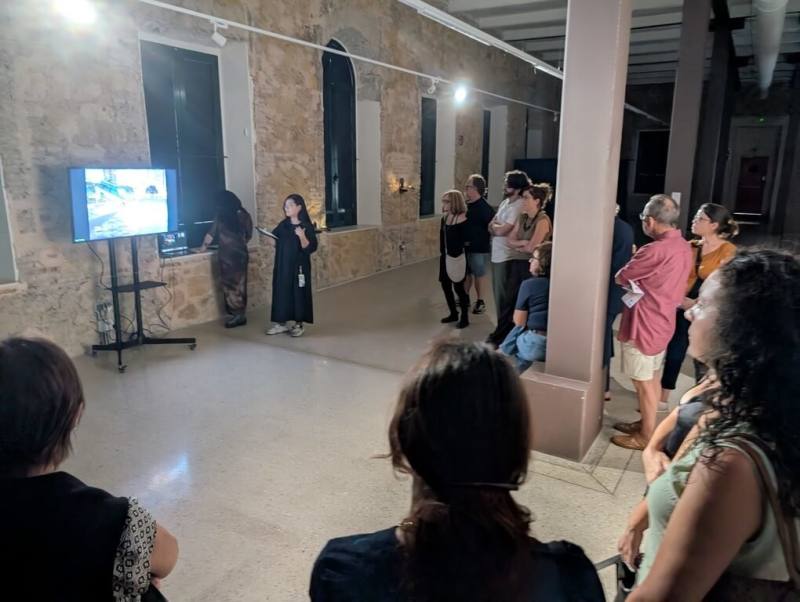 「臺灣回聲」數位藝術專題展覽3日起在西班牙穆西亞市砲兵營文化中心舉行開幕式，駐西班牙代表處文化組特別邀請藝術家蔡宜婷出席開幕講座，為觀眾導覽她的動力裝置系列作品「時間裡的他方」。（蔡宜婷提供）