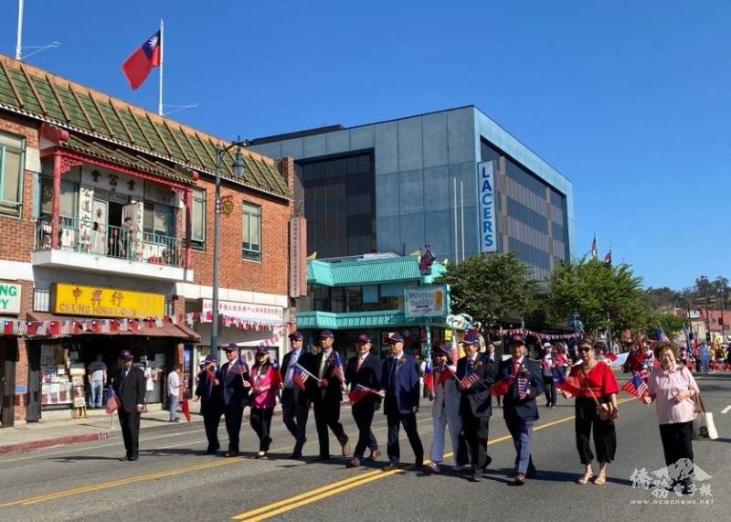 雙十國慶遊行由中華會館四首長，及駐洛杉磯辦事處處長紀欽耀等人共同領軍