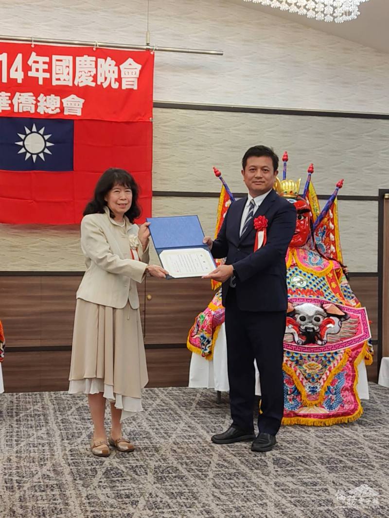 駐大阪辦事處副處長劉拓（右）代表頒發感謝狀給中華民國留日名古屋華僑總會會長石貴容（左）