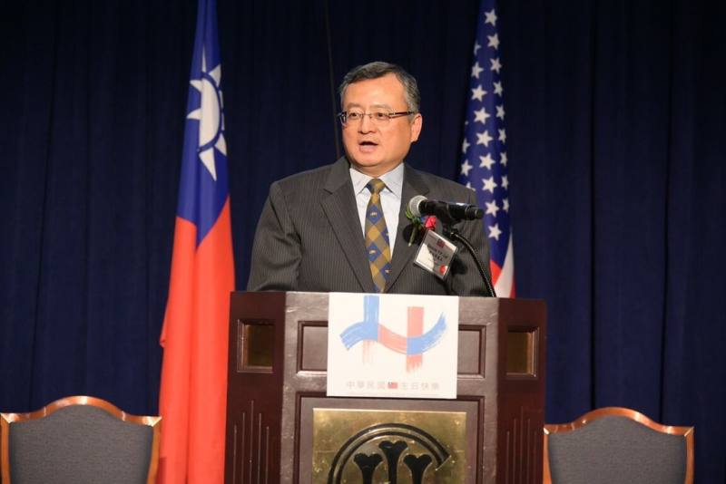 駐芝加哥辦事處長類延峰在114年國慶酒會感謝美國中西部政要長期支持台灣。（駐芝加哥辦事處提供）