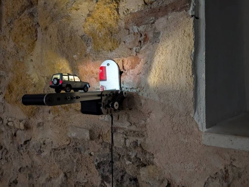 「臺灣回聲」數位藝術專題展覽在西班牙穆西亞市舉行，展期長達1個半月，駐西班牙代表處文化組特別委任西班牙知名動態影像平台「放映機錄像藝術節」總監策展，呈現豐富多元的台灣當代藝術面向。圖為藝術家蔡宜婷的動力裝置「時間裡的他方」系列作品之一。（蔡宜婷提供）