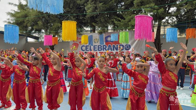 中華民國小學學生表演瓜地馬拉與臺灣元素交織呈現舞曲