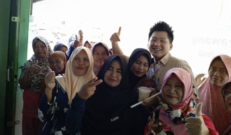 駐印尼技術團人員與赴卡拉旺農業職業學校農產商店AGRIMART採購的民眾合影。（駐印尼技術團提供）