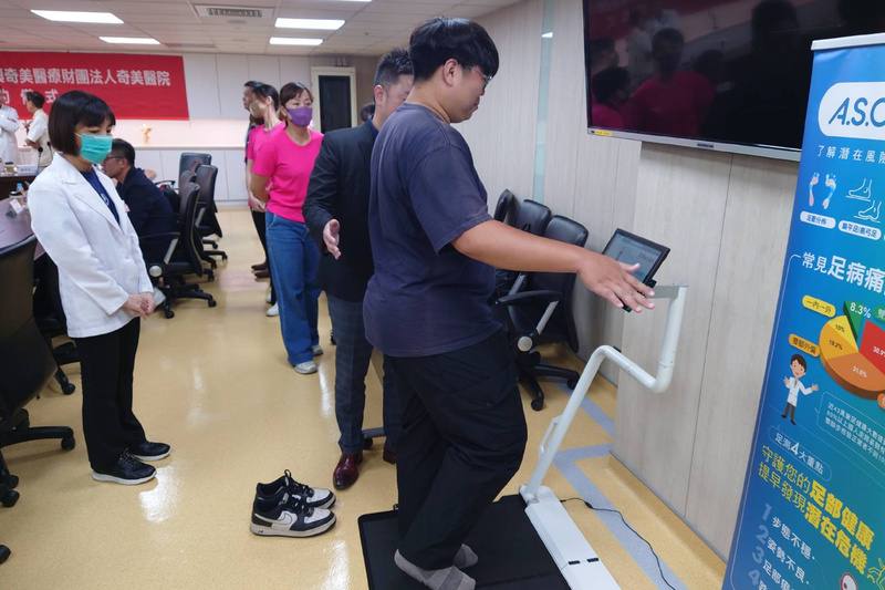 奇美醫院運動強化中心與產業界簽署合作，導入智慧足測系統，可透過分析足壓與步態，提供個人化健康建議，7日在簽約儀式中現場進行體驗實測。