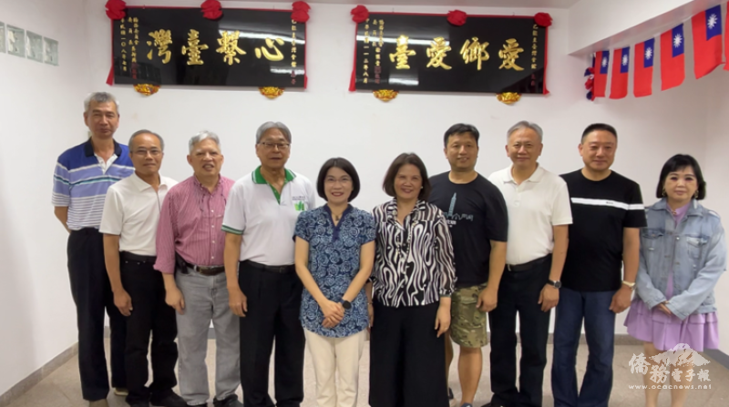 駐東方市總領事陳慧芬（中）與東方市僑領於「心繫臺灣」與「愛鄉愛臺」匾額前合影