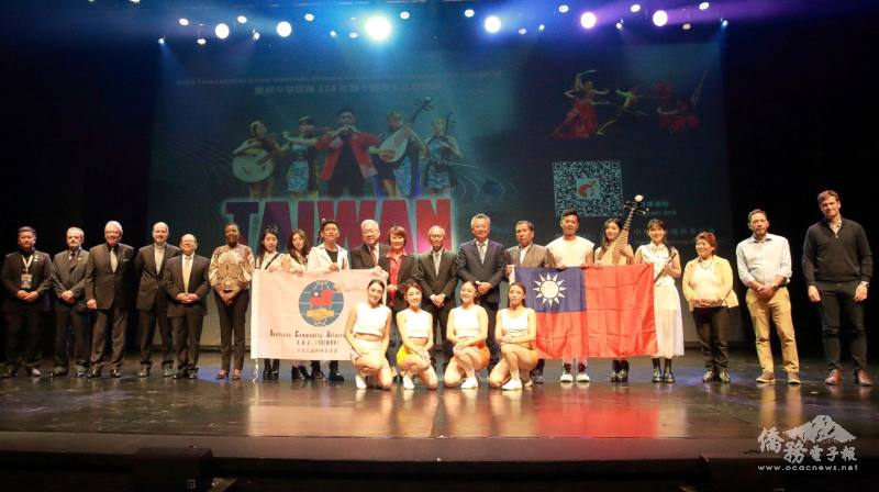 僑領與貴賓和團員合照