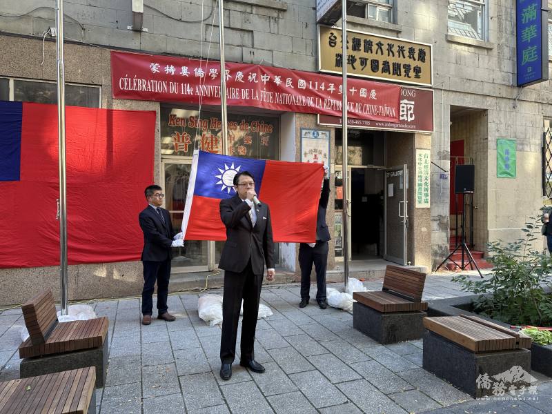 僑務顧問周志偉（中）主持升旗典禮，領唱加拿大和中華民國國歌
