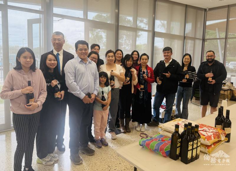 抽獎得獎者與代表處秘書王俊義（左三）、聯誼會會長李名凱（左四）合影