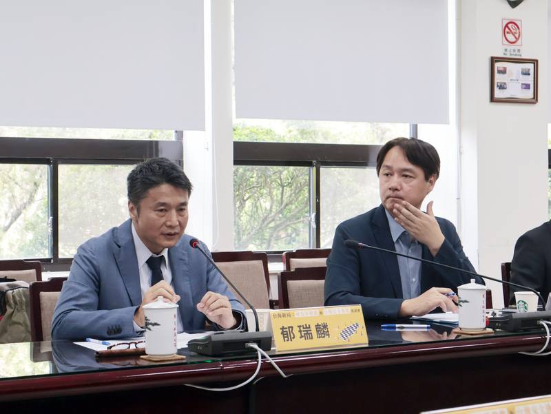 政治大學國際關係研究中心8日召開「台海新局：解放軍動態與台灣安全挑戰」座談會，國防大學戰略研究所所長郁瑞麟（左）與會，座談會由政治大學東亞所特聘教授兼國際關係研究中心主任王信賢擔任主持人（右）