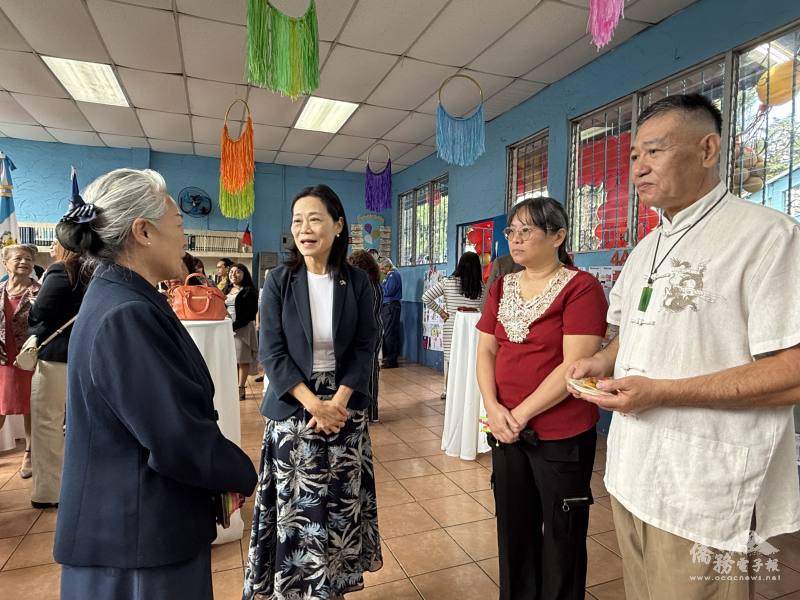 張俊菲偕僑領參觀華語教室，共同討論未來支援僑校面向