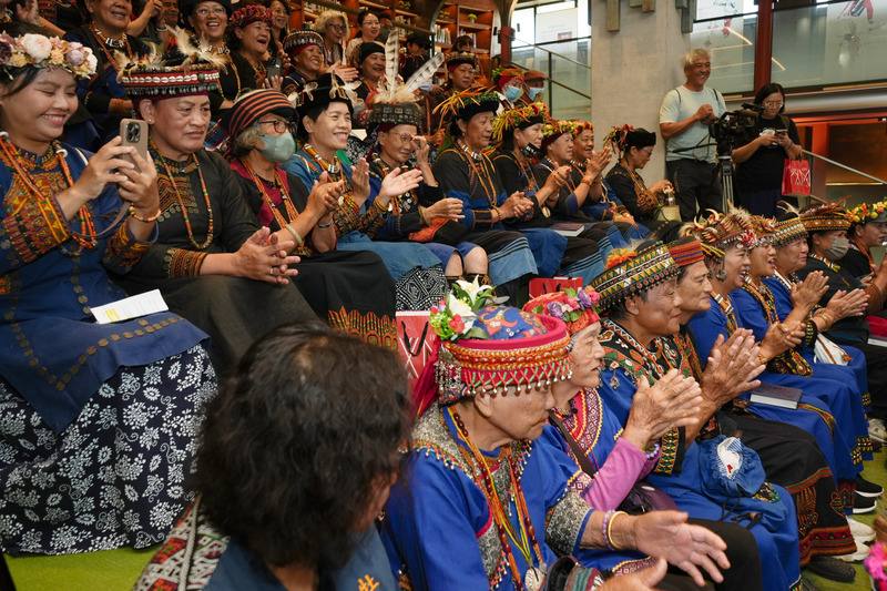 「靈媒與她們的產地：屏東縣靈媒文化特展」持續在屏菸展出中，7日並舉辦特展專書發表會，盼讓更多人認識及理解原民靈媒文化，現場邀請多名靈媒共襄盛舉。
