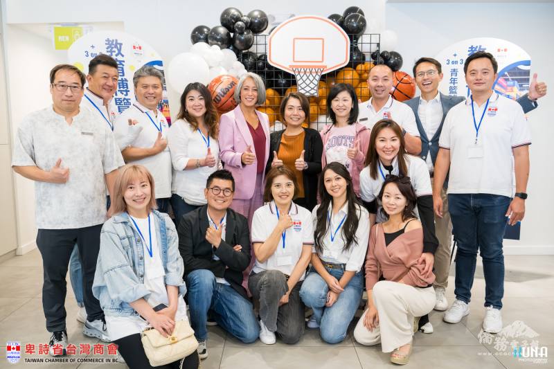 主辦單位與貴賓合影