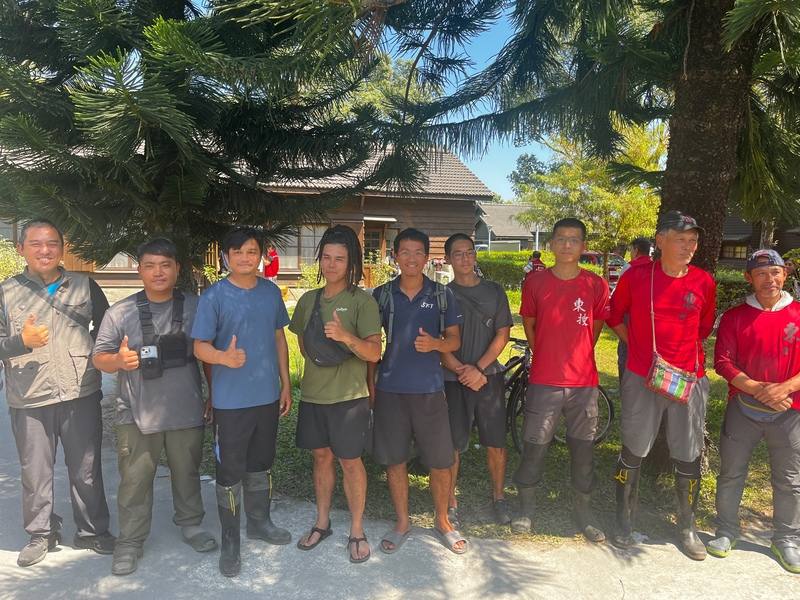 林業保育署花蓮分署9月30日出動探勘隊伍進行馬太鞍溪堰塞湖路線踏察特遣任務，9名隊員自光復林道入山，於8日返回並合影