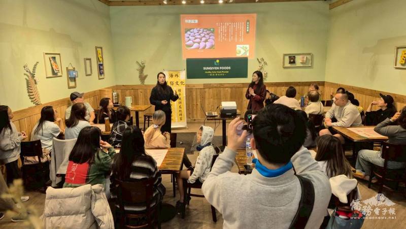 海外文化種子教師為與會者講解「粿」的歷史背景和文化意涵，並介紹「粿」在臺灣節慶習俗中的獨特地位