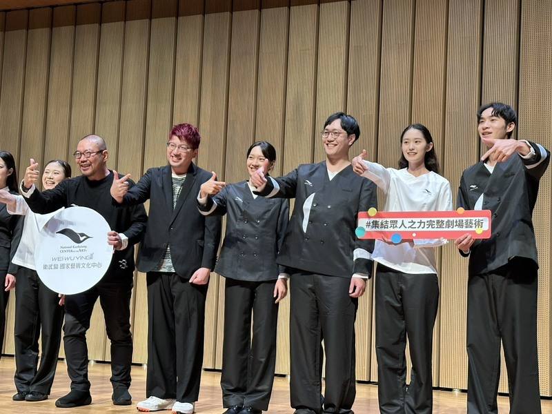 衛武營國家藝術文化中心迎接7週年，邀請國際知名設計師詹朴（右5）設計新制服。詹朴8日出席記者會分享創作理念表示，這套服裝從設計、打版到製作，全程在台灣完成