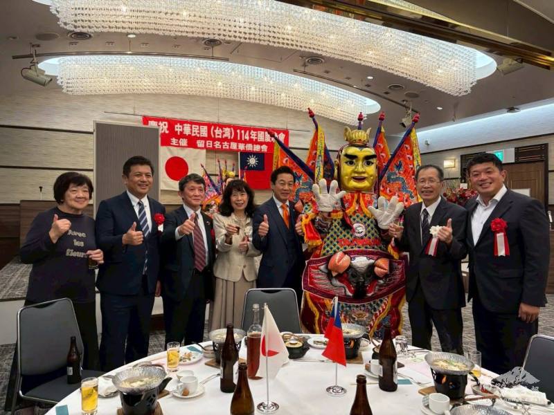 眾人開心與三太子合影