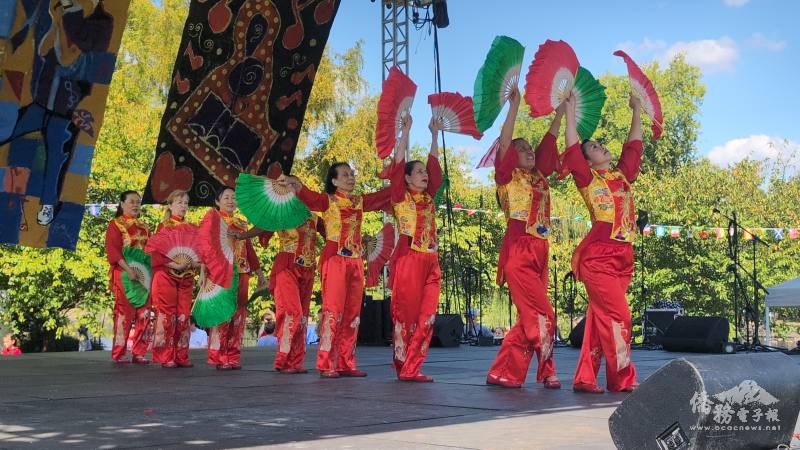 用現代音樂表演雙扇舞