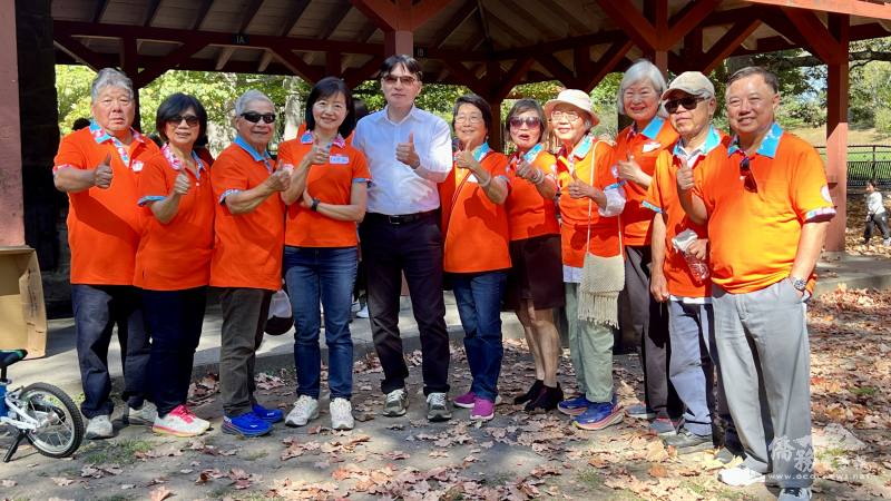 紐英倫客家鄉親會理事們和波士頓文教中心主任高家富（中）一起喊讚