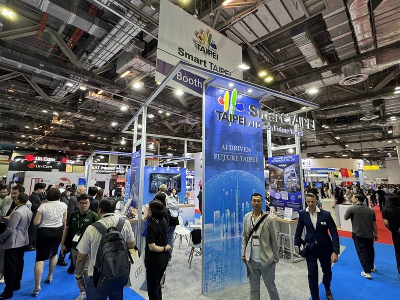 2025年新加坡科技週（Tech Week Singapore）8日在濱海灣金沙會展中心登場。台北市政府產業發展局攜手多家企業設立主題館。該主題館聚焦「人工智慧」與「大數據」等核心，展現產業的創新實力，成為展會焦點之一