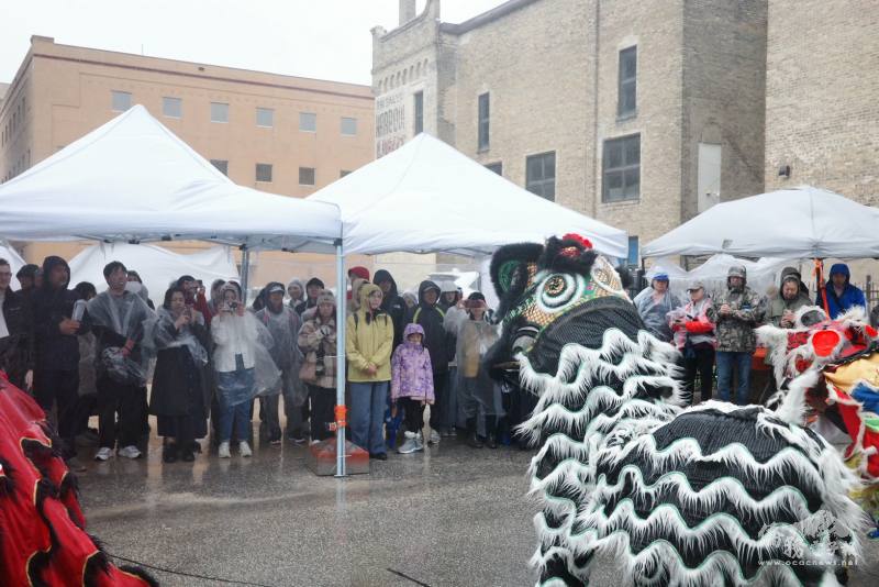 緬省鄉親們在風雨中熱情到場欣賞開場演出，為活動揭開序幕