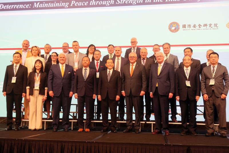 國防院8日舉行「2025台北安全對話」，國防院董事長霍守業（前排中）、國防部副部長柏鴻輝（前排左4）與澳洲前總理莫里森（前排右4）等人合影