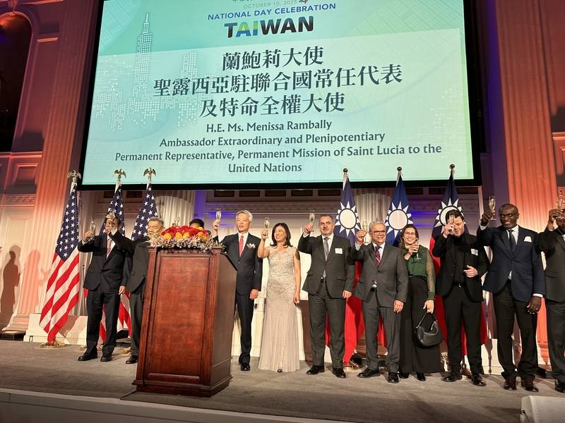 駐紐約辦事處7日舉行雙十國慶酒會，處長李志強夫婦（左4、左5）與出席國慶酒會賓客祝酒