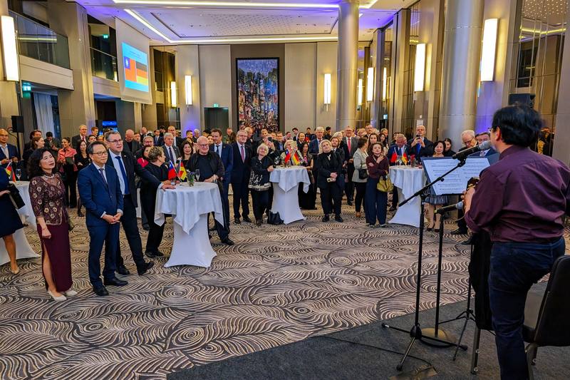 駐德代表處在柏林舉辦國慶酒會，德國聯邦教育部政務次長布蘭德、前數位及交通部次長克魯克特及多位國會議員與政要出席。台灣音樂家現場演奏「燒肉粽」等台語歌曲，為活動增添溫暖氛圍。（駐德代表處提供）