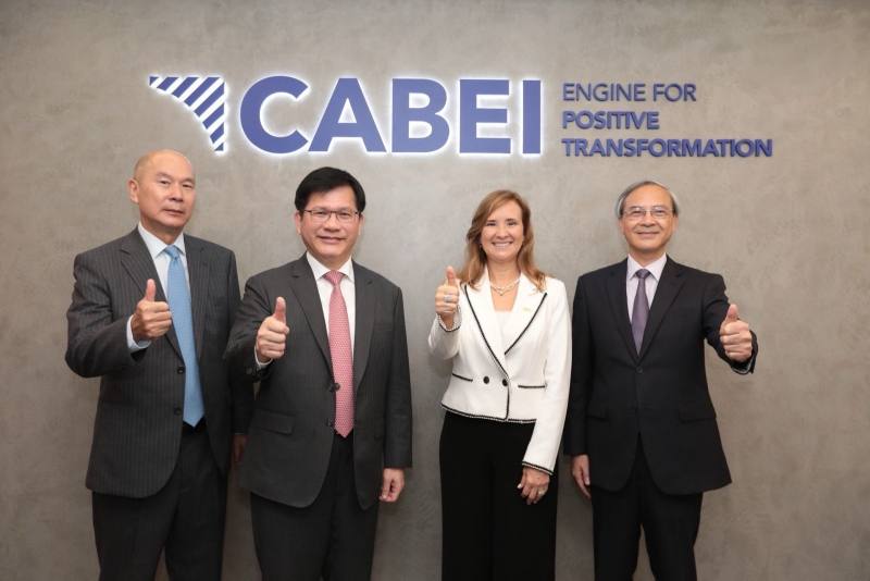 外交部長林佳龍（左二）與中美洲銀行（CABEI）總裁桑琪蕬（Gisela Sánchez，右二）、財政部政務次長阮清華（右一）及中央銀行林參事吉甫（左一）共同揭牌。