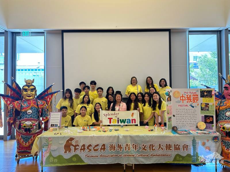 裝扮「嫦娥」的僑務委員陳逸玲與FASCA休士頓分會學員參與亞洲協會德州中心中秋節文化活動