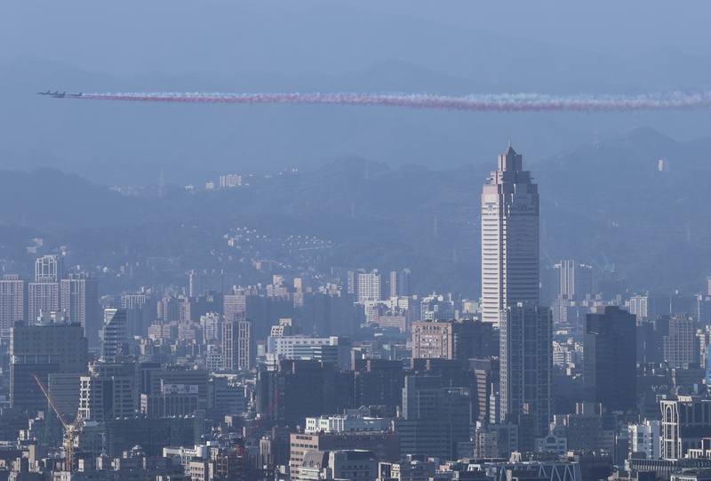勇鷹高教機隊8日上午飛過台北市區上空施放彩煙，場面壯觀。