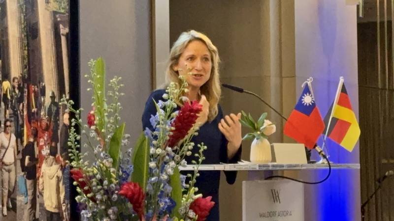 德國前聯邦數位及交通部次長克魯克特出席駐德代表處在柏林舉辦的國慶酒會。她致詞時感性表示，在以哈戰爭爆發2週年這天慶祝台德共享的普世價值，為世界帶來光明。