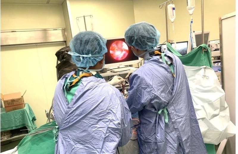 澎湖縣65歲王姓婦女長年遭受下背痛與坐骨神經痛困擾，衛福部立澎湖醫院近期為王婦實施微創脊椎內視鏡手術，順利為王女清除壓迫神經的病灶。（衛福部立澎湖醫院提供）