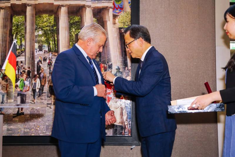 駐德代表谷瑞生（右）7日晚間於柏林舉辦的國慶酒會上，代表外交部頒發「睦誼外交獎章」予德國國會友台小組前主席威爾許（左），表彰他15年來推動台德關係與支持台灣民主的貢獻。（駐德代表處提供）