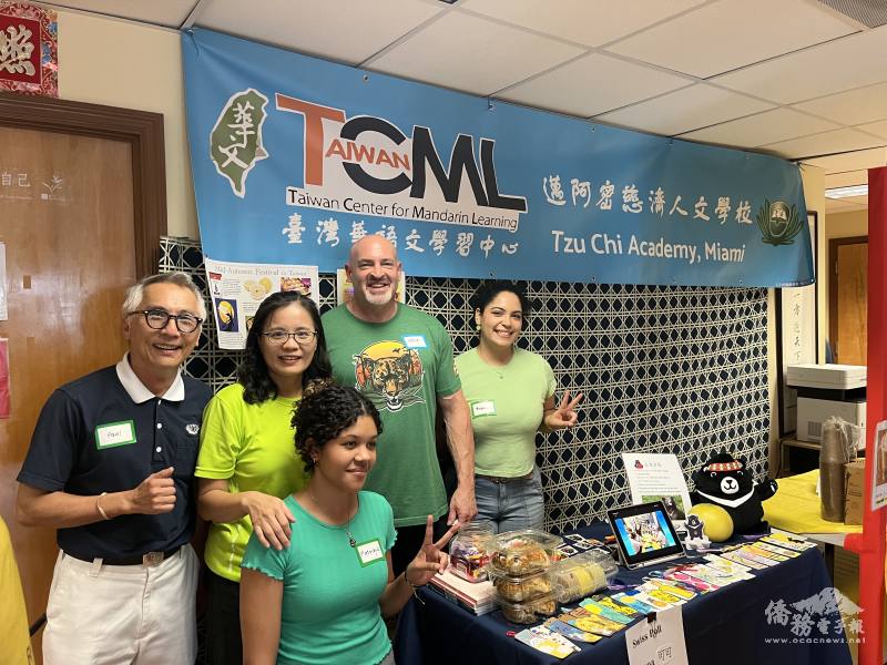 TCML邁阿密慈濟人文學校師生開心合影慶祝中秋節